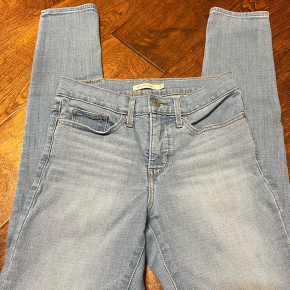 EUC Women’s Levi's 311 Shaping Skinny Jeans - Picture 2 of 6